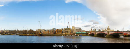 Krane auf die Blackfriars Bridge Vorland am Victoria Embankment, London Die neue Super Kanalisation und eine neue Anlegestelle für Thames Clippers zu konstruieren Stockfoto