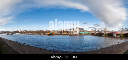 Krane auf die Blackfriars Bridge Vorland am Victoria Embankment, London Die neue Super Kanalisation und eine neue Anlegestelle für Thames Clippers zu konstruieren Stockfoto