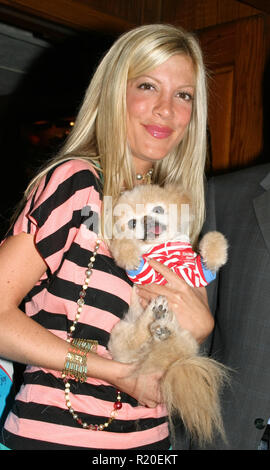 Tori Spelling 09/29/04 3. Jährliche Celebrity Komödie profitieren viel helfen Liebe Tierrettung @ Lachen Fabrik, Hollywood Foto von kazumi Nakamoto/HNW/PictureLux (29. September 2004) Stockfoto