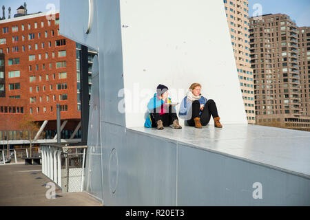 Rotterdam, Holland, 14-Nov-2018: Zwei kaukasische Mädchen, Brunch im Freien an einer Brücke in Rotterdam Rotterdam ist eine Stadt, zieht viele Touristen nach der Kulturhauptstadt Stockfoto