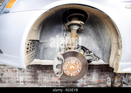 Das Auto ist ein Hundert für Reparaturen. Das Rad wird entfernt. Austausch des Stoßdämpfers Stockfoto