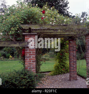 Ziegel Säulen Holz Pergola in großen Country Garden Stockfoto