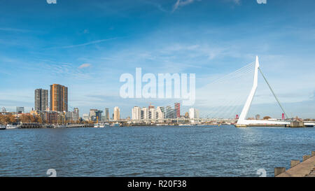 Rotterdam, Holland, 14-Nov-2018, Skyline form Rotterdam mit der Maas und der Erasmus Brücke mit der Häuser und Architektur im Hintergrund, die Maas ist der wichtige River Crossing Rotterdam für Export und Tourismus Stockfoto