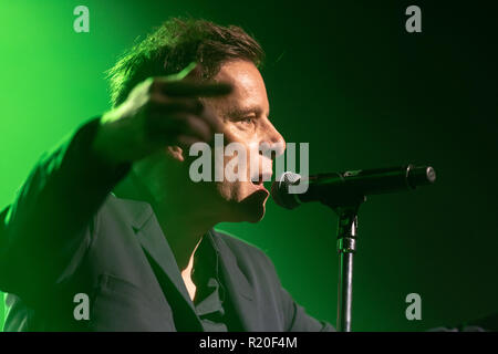 Ricky Ross von Scottish pop rock Band Deacon Blue führt im Dubliner Olympia Theatre. Stockfoto