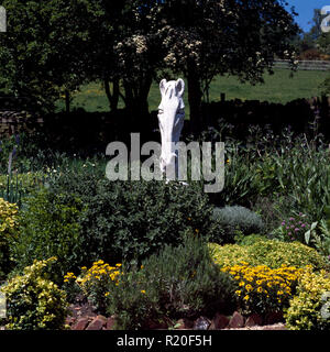 Statue der Pferdekopf im Gemüsegarten Stockfoto