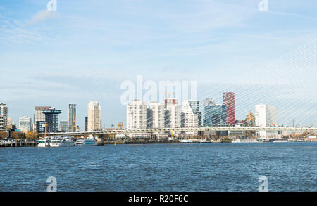 Rotterdam, Holland, 14-Nov-2018, Skyline form Rotterdam mit der Maas und der Erasmus Brücke mit den Häusern im Hintergrund, die Maas ist der wichtige River Crossing Rotterdam für Export und Tourismus Stockfoto