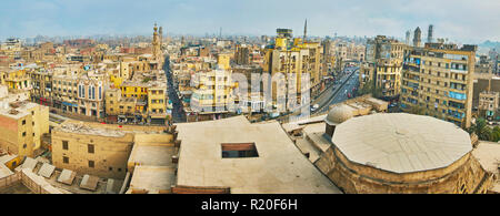 Kairo, Ägypten - Dezember 21, 2017: Panorama der Islamischen Kairo vom Minarett des Sultans Al-Ghuri Komplex, Al-Azhar Avenue und Minaretten in Al-Muizz stre Stockfoto