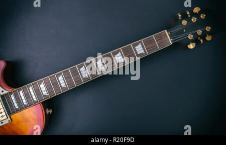 E-Gitarre. Blick von oben auf eine Gitarre Neck Body Griffbrett und Kopfplatte auf schwarzem Hintergrund, kopieren. Stockfoto