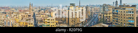 Kairo, Ägypten - Dezember 21, 2017: Die alten Viertel des Islamischen Kairo mit mittelalterlichen Minaretten dominiert die Skyline, am 21. Dezember in Kairo. Stockfoto