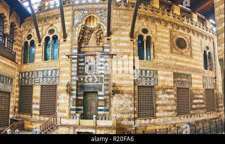 Die fassade Wand von Al-Ghuri Mausoleum, dekoriert mit komplexen Mustern, muqarnas und geschnitzten Details, Kairo, Ägypten. Stockfoto