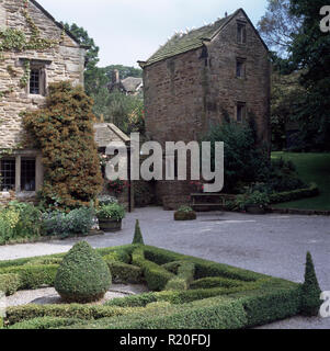 Knoten Garten im Innenhof von Haus aus Stein mit Dovecot Stockfoto