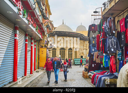 Kairo, Ägypten - Dezember 21, 2017: Die mittelalterliche Sabil wa Kuttab Der Tusun Pascha hinter den Marktständen in Al-Muizz Straße, am 21. Dezember in Kairo. Stockfoto