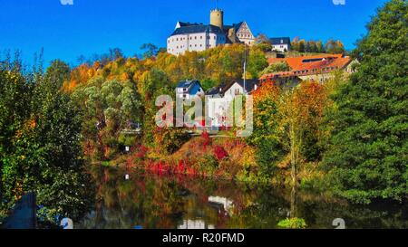 Burg Scharfenstein im Herbst Stockfoto