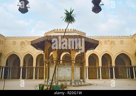 Kairo, Ägypten - Dezember 21, 2017: Besuch der historischen Moschee von Sultan Al-Muayyad und seine schönen Innenhof mit schattigen Arkaden genießen, verzierte Waschung fo Stockfoto