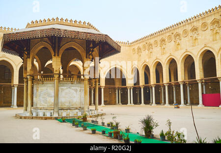 Kairo, Ägypten - Dezember 21, 2017: Die malerische Stein des Sultan Al-Muayyad Moschee mit Waschung Brunnen inmitten der gewölbten Galerien, am 21. Dezember Stockfoto