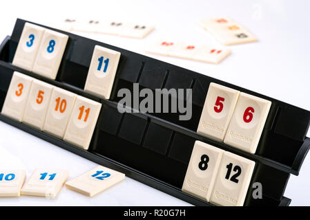 Rummikub Fliesen im Rack, Konzept des Spiels. Familie pädagogische Brettspiel. Stockfoto