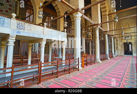 Kairo, Ägypten - Dezember 21, 2017: das Innere der historischen Al-Muayyad Moschee mit schlanken Säulen und parble dikka (Tribüne) auf der linken Seite, auf Stockfoto