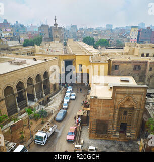 Kairo, Ägypten - Dezember 21, 2017: Luftaufnahme von Bab Zuwayla Tor auf Al-Salih Tala'i-Moschee und Al Khayama Straße mit tentmakers Markthalle, ist Stockfoto