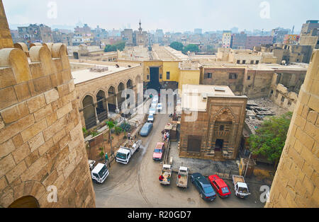 Kairo, Ägypten - Dezember 21, 2017: Die Ansicht von Bab Al Khayama Zuwayla Tor auf der Straße mit tentmakers Gasse (Scharia Khayamiya), alte Moscheen und Mansio Stockfoto