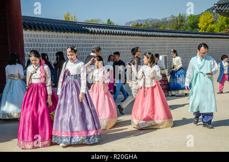 Touristen, die in Gyeongbokgung Palast in Seoul, dress up in traditionelle koreanische Tracht, der HANBOK. Stockfoto