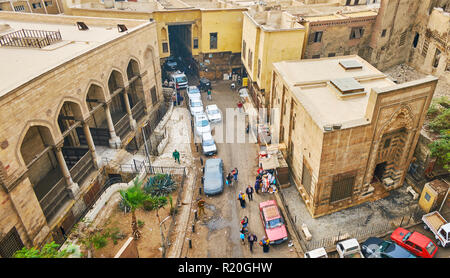 Kairo, Ägypten - Dezember 21, 2017: Panorama der Al Khayama Straße mit berühmten tentmakers Gasse (Scharia Khayamiya) und historischen Al Salih Tala'i Moschee, o Stockfoto