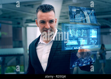 Mann wählen Sie Daten aus halogram Bild, futuristische Technologie Konzept Stockfoto