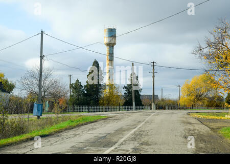 Alte Wasserturm im Dorf. Herbst Landschaft. Stockfoto