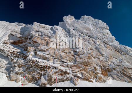 So genannte "Gefrorenen Wand" vor einem blauen Himmel im österreichischen Skigebiet Hintertuxer Gletscher, Zillertal, Österreich Stockfoto