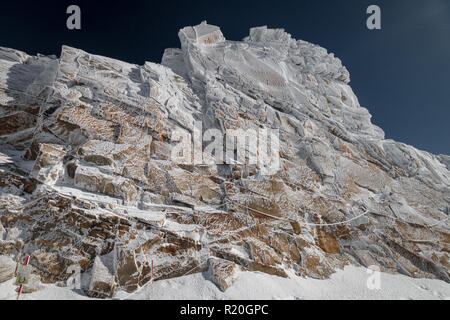 So genannte "Gefrorenen Wand" vor einem blauen Himmel im österreichischen Skigebiet Hintertuxer Gletscher, Zillertal, Österreich Stockfoto