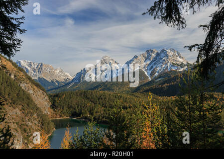 Panoramablick auf Mieminger Gebirge in den Europäischen Alpen ab Fernpass mit Ehrwalder Sonnenspitze, Grünstein und Blindsee See in der foregrou gesehen Stockfoto