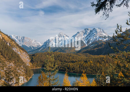 Panoramablick auf Mieminger Gebirge in den Europäischen Alpen ab Fernpass mit Ehrwalder Sonnenspitze, Grünstein und Blindsee See in der foregrou gesehen Stockfoto