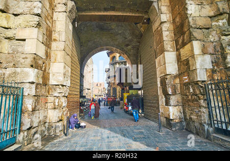 Kairo, Ägypten - Dezember 21, 2017: Die Bab Zuwayla tor Gang mit der erhaltenen alten Türen und viele Marktstände im Inneren, am 21. Dezember in Kairo, z. B. Stockfoto