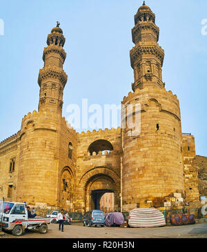 Kairo, Ägypten - Dezember 21, 2017: Beeindruckende historische Bab Zuwayla Tor erhaltenen Türme mit komplexen ornamentalen Details geschnitzten rühmt, am 21. Dezember Stockfoto
