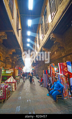 Kairo, Ägypten - Dezember 21, 2017: Spaziergang der überdachten Gasse der Tentmakers Gasse (Scharia), berühmte Khayamiya Handwerk Basar, die breite Palette von Stockfoto