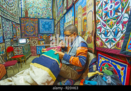 Kairo, Ägypten - Dezember 21, 2017: Der Handwerker macht die Zierleiste der Abdeckung, saß in seinem Workshop - Store, in Tentmakers Gasse (Scharia Kha Stockfoto