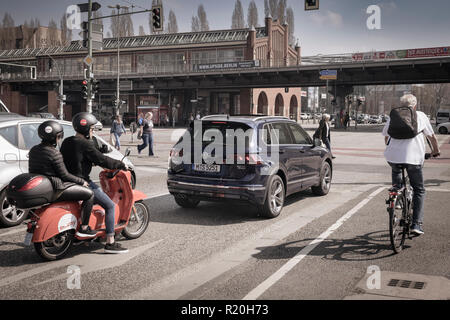 Fahrzeuge Stop an einer Kreuzung zu lassen Fußgänger die Straße im Osten von Berlin, Deutschland. Stockfoto