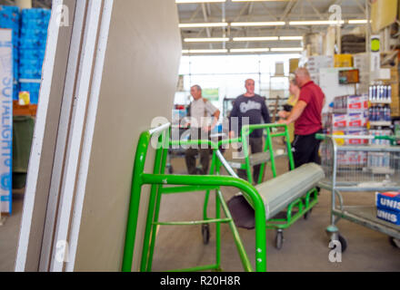 Voronezh, Russland - 10. Juni 2018: Die Warteschlange an der Kasse der Menschen im Gebäude store' Leroy-Merlin' Stockfoto