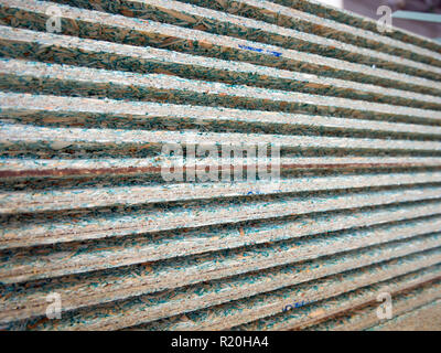Seite Oberfläche aus einem Stapel von Platten aus Verbundglas mit Nut- und Federverbindung Spanplatten Stockfoto