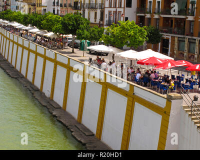 Terrassen in Betis Street. Triana. Sevilla. Andalusien. Spanien Stockfoto