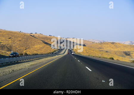 Fahrt durch die goldenen Hügel von Kalifornien in der San Luis Reservoir State Recreation Area an einem sonnigen Nachmittag Stockfoto