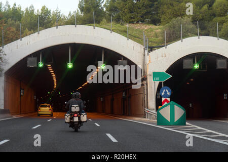 Autos fahren durch den Tunnel. Stockfoto