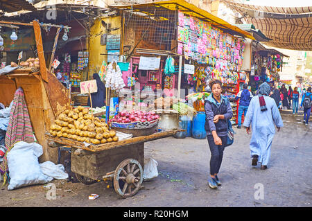 Kairo, Ägypten - Dezember 21, 2017: Die Alten hölzernen Wagen mit Gemüse auf dem schäbigen Buden der landwirtschaftlichen Markt in Al Khayama Straße, am 21. Dezember Stockfoto