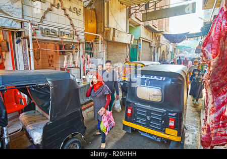 Kairo, Ägypten - Dezember 21, 2017: Tuk-tuks, die Fahrt entlang der Metzger Läden von Al Khayama Straße Basar, der am 21. Dezember in Kairo. Stockfoto