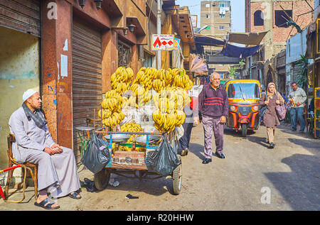 Kairo, Ägypten - Dezember 21, 2017: Die Karre mit frischen Bananen in Al Khayama Straße Basar, voll von Menschen und Tuk-tuks, am 21. Dezember in Kairo. Stockfoto