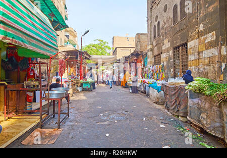 Kairo, Ägypten - Dezember 21, 2017: Spaziergang entlang der schmutzigen Al Khayama Straße mit Verkaufsständen, mit frischem Obst und Gemüse, das islamische Kairo District, auf Stockfoto