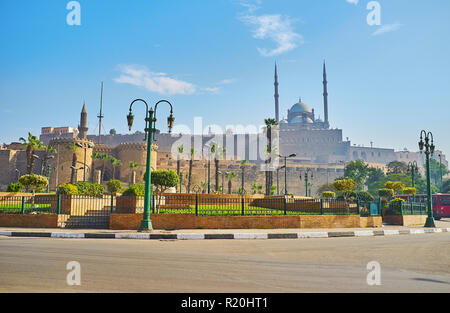 Der Blick auf die Bab Al-Azab Tor, massiven Stadtmauern und atemberaubenden Muhammad Ali Pascha (Alabaster) Moschee der Zitadelle von Saladin hinter dem kleinen Park inmitten von Salah Stockfoto