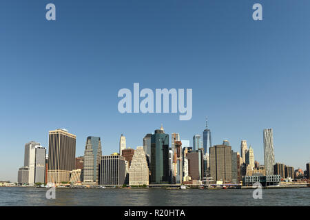 Blick auf den Financial District in Manhattan aus Brooklyn Bridge Park, New York. Stockfoto