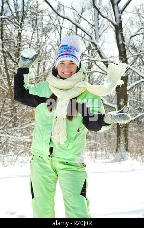 Frau im Winter Schneeball werfen Stockfoto