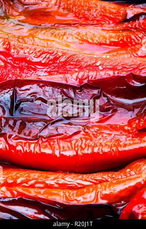 Close-up geröstete Paprika. Hintergrund. Geröstet, köstlichen und hausgemachten rote Paprika auf Blech Stockfoto