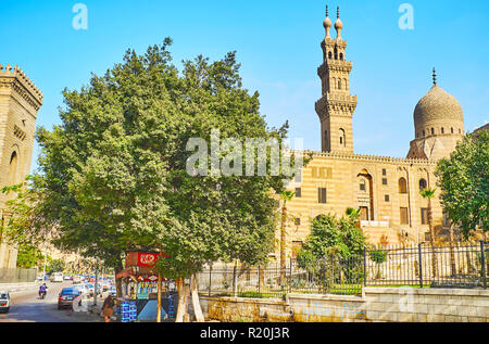 Kairo, Ägypten - Dezember 21, 2017: Die mittelalterliche Qanibay Al-Rammah Moschee bietet fein Kuppel und ungewöhnliche doppelt gewölbte Minarett, am 21. Dezember in Ca Stockfoto